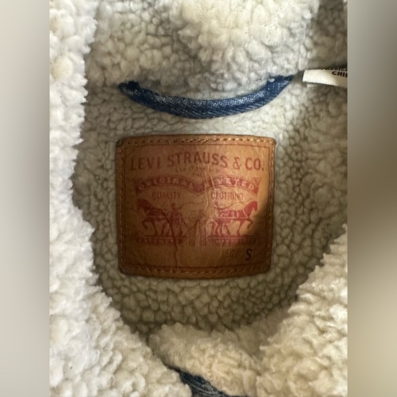 Pre loved Womens Sz Small Levi's Sherpa Trucker Jean Jacket - Picture 2 of 6